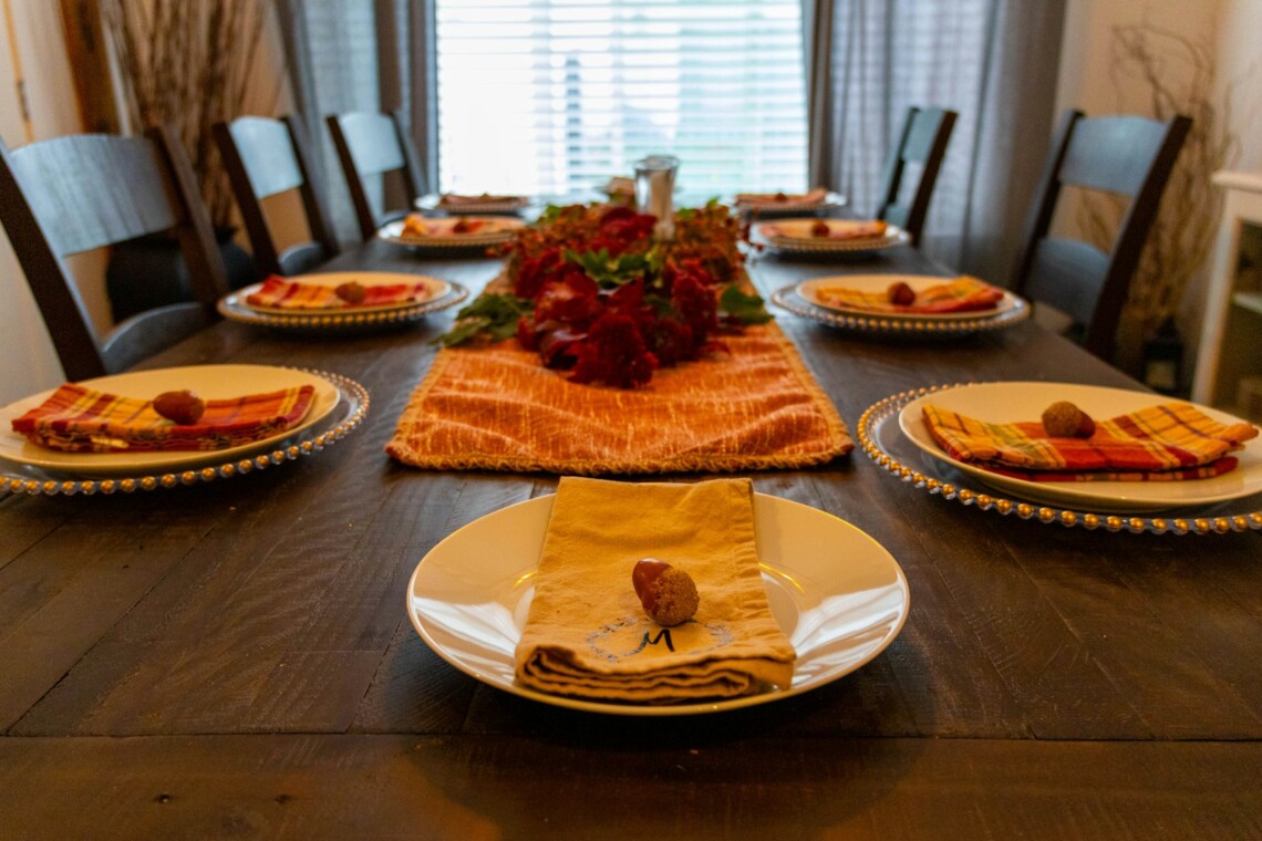 thanksgiving family dinner table